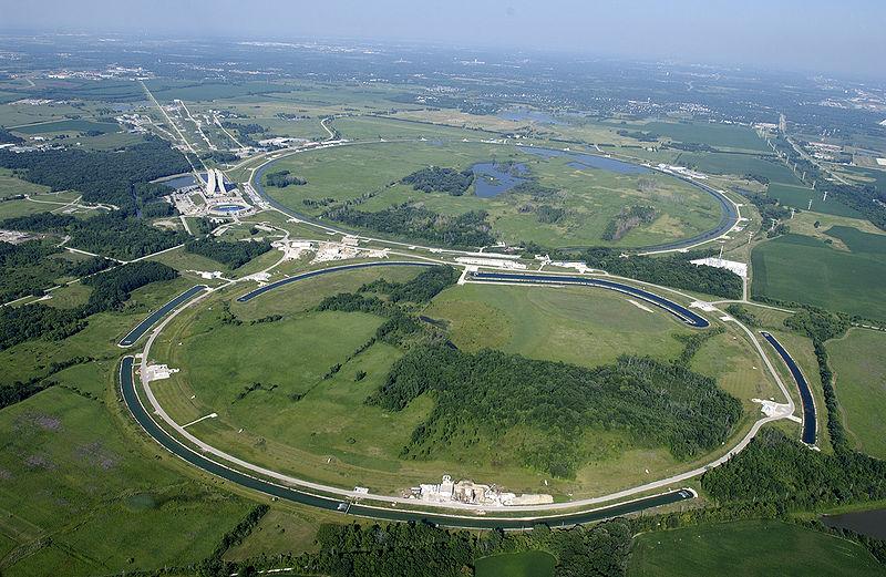 Esta foto mostra o Fermi National Accelerator Laboratory.  O anel principal e Main Injector pode ser facilmente visto a partir do ar, bem como as lagoas circulares que dissipam o calor residual a partir de diversos equipamentos.