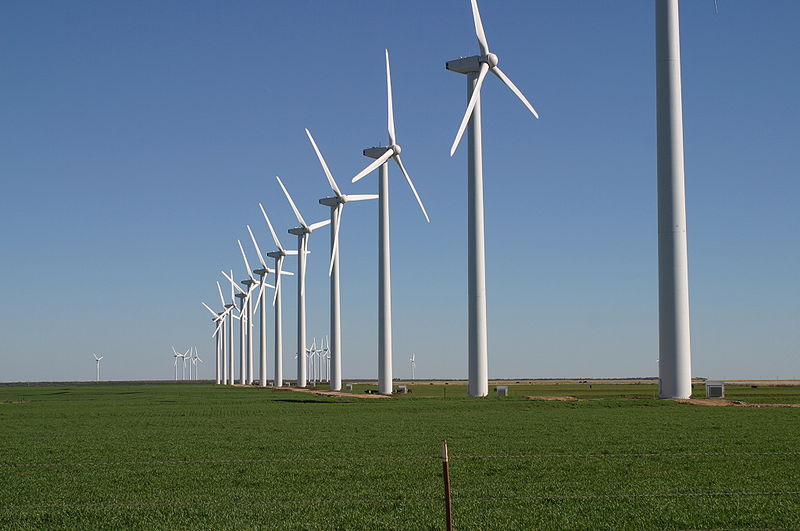 Tomada em um dia bem ensolarado, esta foto mostra um parque eólico grande perto de Texas, EUA.  Ventos fortes na área de ajuda girar as lâminas que criar eletricidade de forma ambientalmente amigável.